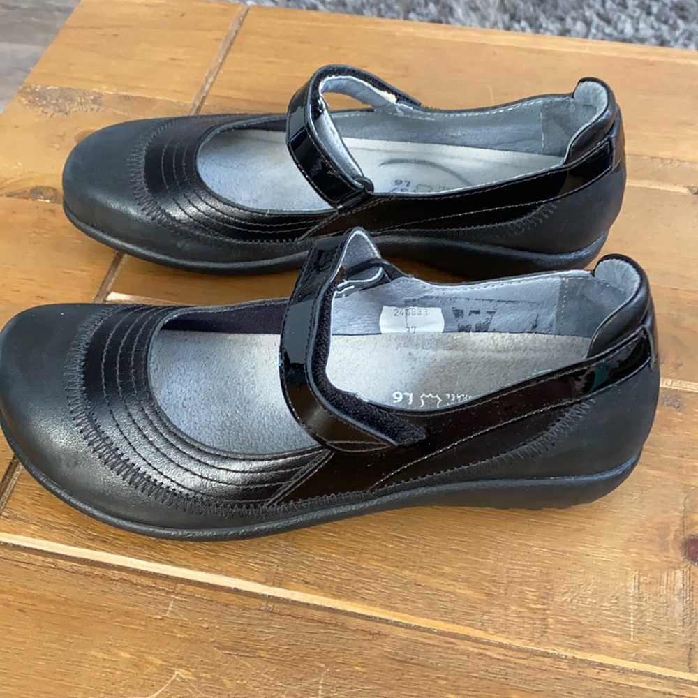 Only been worn maybe 6 times. In new condition.